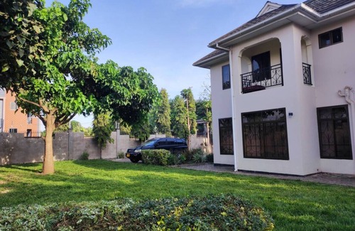 Arusha House | Entire 4-bedroom Holiday Home with a view of Mt Meru and 5min from the Airport!