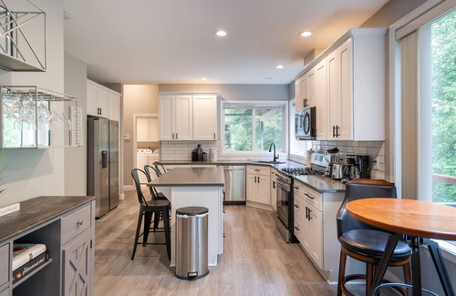 Southeast Eugene House | Entire 4-bedroom house, billiards and ping-pong, close to University of Oregon