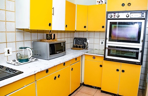 Windsor Apartment | Entire Apartment, lovely spacious 3 bedroom apartment