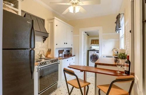 Historic Uptown House | Entire Bungalow, Romantic, Comfy & Cozy! On-Site Parking, 2 Baths