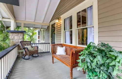 Historic Uptown House | Entire Bungalow, Romantic, Comfy & Cozy! On-Site Parking, 2 Baths