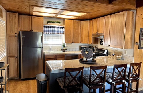 Arrowbear Lake Cabin | Entire Cabin! Cozy 2 bedroom that sleeps 6. Just minutes from Snow Valley!