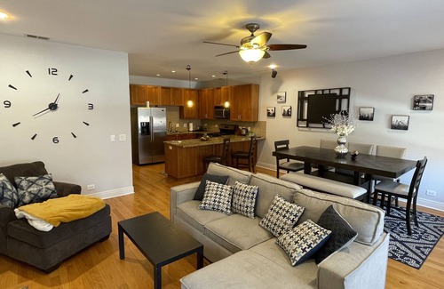 Wicker Park Apartment | Entire Condo and Parking at the heart of Wicker Park