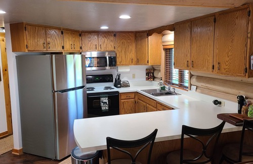 Essex House | Entire Cozy Log Cabin Near Glacier Park