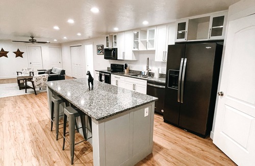 Apple Valley House | Entire Duplex - Sleeps 10 - Mountain View & Sport Court - Close to Zion NP