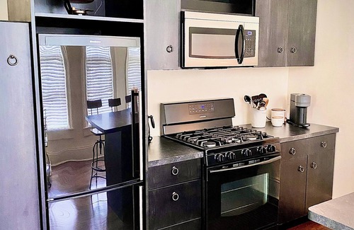 West Seventh House | Entire Duplex West 7th, Xcel, and DT St. Paul Sleeps 8 Off street Parking!