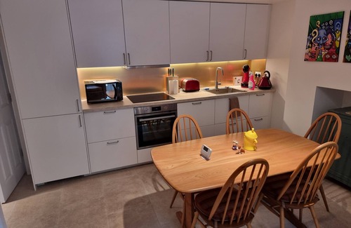 Faraday Apartment | Entire Ground Floor Flat, Free Parking and Gardenn