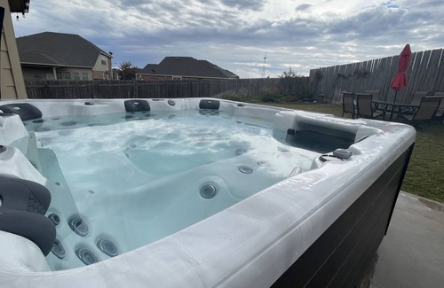 Leander House | Entire Home, 2,000 sq ft with Outdoor Hot Tub, 15 min North of Austin, TX