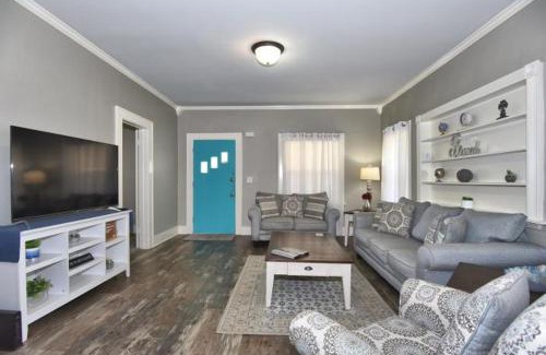 Cherry Street House | ENTIRE HOME*CHERRY ST*FOOD*FUN*DRINKS*SHOP*