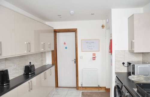 West Bromwich House | Entire Home in West Bromwich, Near Birmingham, West Midlands