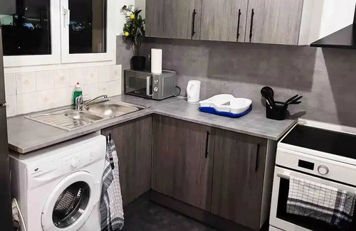 Bearn Apartment | Entire house bedroom + Living Room+ equiped kictchen