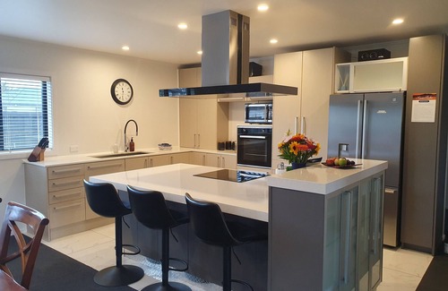 Motuoapa House | Entire House in Motuoapa - 3 mins to the stunning Lake Taupo. Dog friendly!