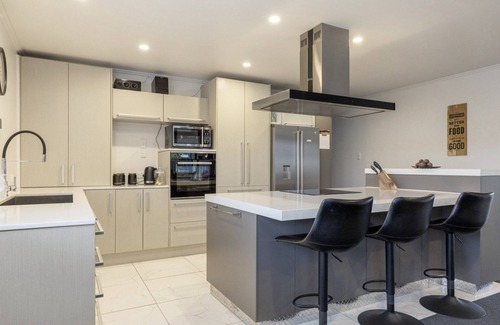 Motuoapa House | Entire House in Motuoapa - 3 mins to the stunning Lake Taupo. Dog friendly!