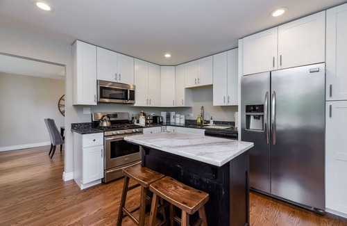 Wheaton House | Entire House! Sleeps 6-Cozy, Clean & Well-Stocked