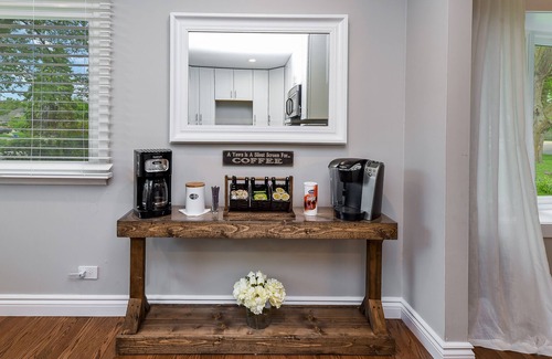Wheaton House | Entire House! Sleeps 6-Cozy, Clean & Well-Stocked