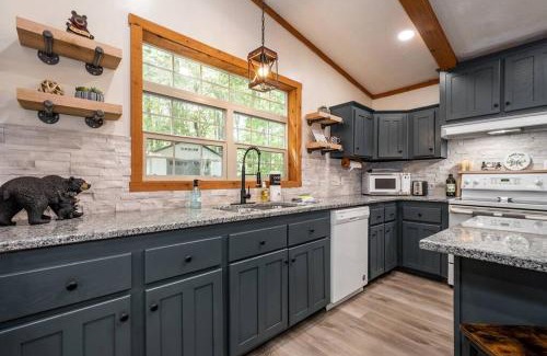 McHenry House | *Entire House Sleeps 9 Hot tub Pets Welcome*