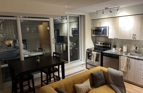 Beaconsfield Village Apartment | Entire Lovely 1 bedroom downtown Toronto w Parking