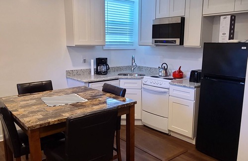 Linden Apartment | Entire Lovely Apt* 5 Miles to EWR* Free Parking