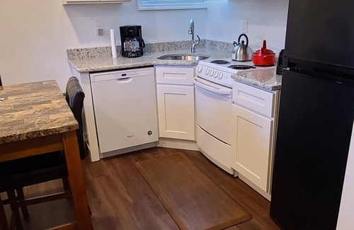 Linden Apartment | Entire Lovely Apt* 5 Miles to EWR* Free Parking
