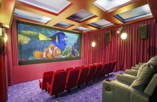 Warrandyte House | Entire Maggie's Guesthouse - free cinema, pool, spa, tennis court, karaoke, more!