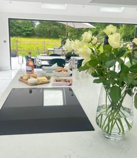 Winkfield Villa | Entire Newly built Luxurious Villa Just Steps from Royal Ascot Racecourse, only 10 mins from Windsor Castle and 5 mins from Legoland Windsor Resort