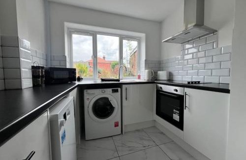 Southampton House | Entire Newly Renovated house -Southampton City - Private Driveway Parking - 4 Bedrooms 5 Beds Sleeps 7 - Great for Friends, Families & Contractors