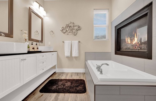 Perry House | ❤️ Entire Private Home - Hot tub - Garage - Gas Fireplaces - Air Hocky Table