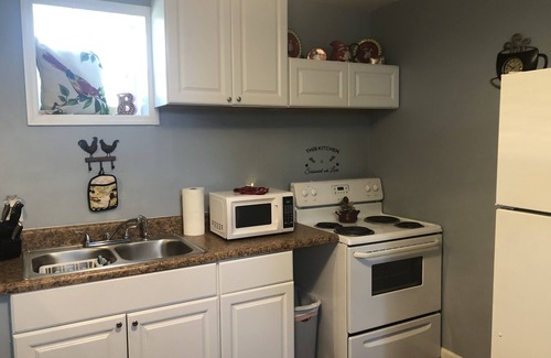 Albany Apartment | Entire Space, 2 private bath! 2bdrm-Apt in guest barn complex. Private entry!