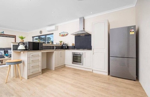Beachlands House | Entire Spacious 4 BR Home near Beach, Foreshore, City Centre- Fantastic Location