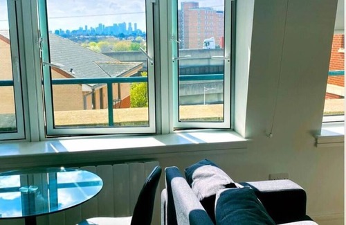 Loxford Apartment | Entire Studio Flat in Ilford Town Centre 2 Minutes From Train Station