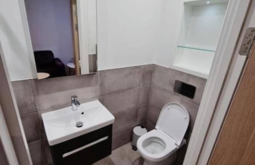 Loxford Apartment | Entire Studio Flat in Ilford Town Centre 2 Minutes From Train Station