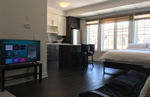 Richmond Hill House | Entire Studio House, Full Kitchen, Bath, Free Parking