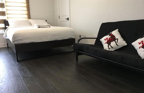 Richmond Hill House | Entire Studio House, Full Kitchen, Bath, Free Parking