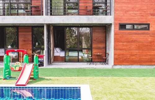 Chang Phueak Villa | Entire Villa · Stucco Loft Residency, 18 Bedrooms with Balcony & Pool, 36 Guests