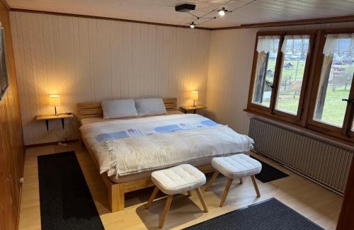Frutigen Apartment | Enzian 4 Zi Ferienwohnung in Landhaus