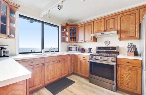Bodega Bay House | Epic ocean views and sound of surf. Luxurious Beds. Fireplace. Hot Tub. Dogs OK.