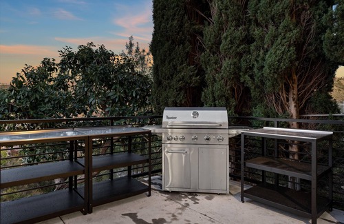 North Tustin House | Epic Views + 15min Disney! Hot Tub/Theater/Arcade