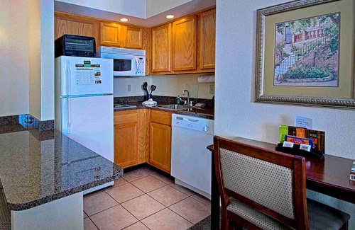 Graysville Apartment | Equipped Studio Near CHA Airport | Indoor Pool + Gym Access