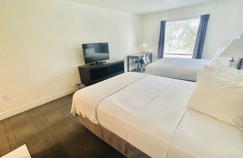 Cuero House | Ergonomic-Styled Resort! 4 Charming Units, minutes to Holy Cross Catholic Church