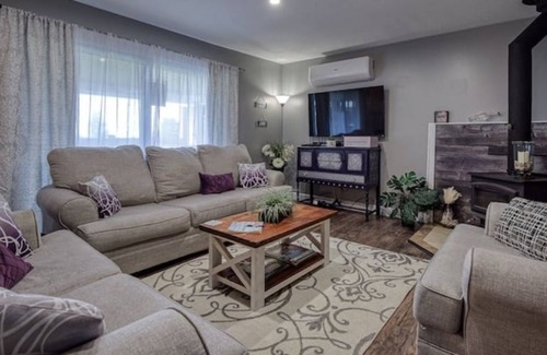 Selkirk Cottage | Erie Shores Retreat family cottage with hot tub!!
