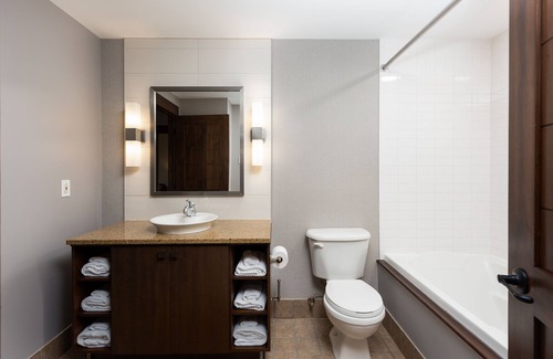Mont-Tremblant Pedestrian Village Hotel | Ermitage du Lac - Les Suites Tremblant