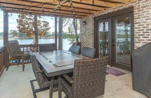 Cropwell House | Escape the city and enjoy quality time with family with a lakeview!