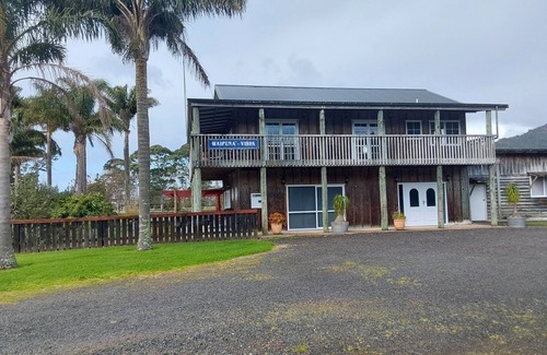 Kennedy Bay Apartment | Escape the rush in this gorgeous slice of hidden paradise.