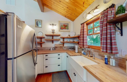 Running Springs Cabin | Escape to a Cozy English Countryside Cottage in the Heart of Running Springs