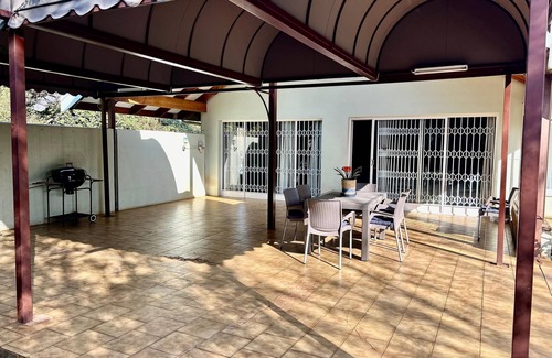 Pretoria House | Escape to a Spacious 4-Bedroom House in Pretoria, Sleeps 8