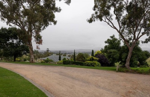Mount Panorama Cottage | Escape To Camellia Cottage For A Relaxing Bathurst
