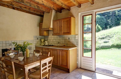 La Versanne Cottage | Escape to Nature: Charming Cottage with Fireplace, Games Room, and WiFi