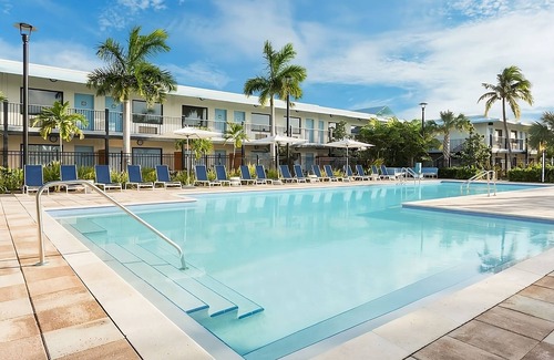 New Town House | Escape to the Beach! Pool, Restaurant, Gym, Bike Rentals, Parking!