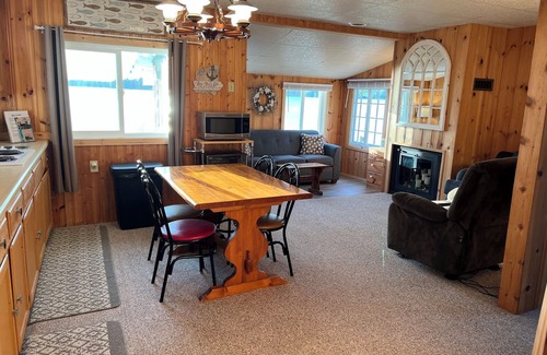 Lewiston Cabin | Escape to the Holiday House. Serenity of Sunsets, Lakeside boat dock included.