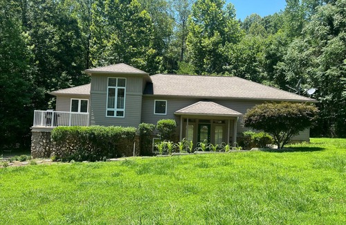 Mineral House | “Escape to the Lake –” 4-bedroom house in "The Waters of Lake Anna"